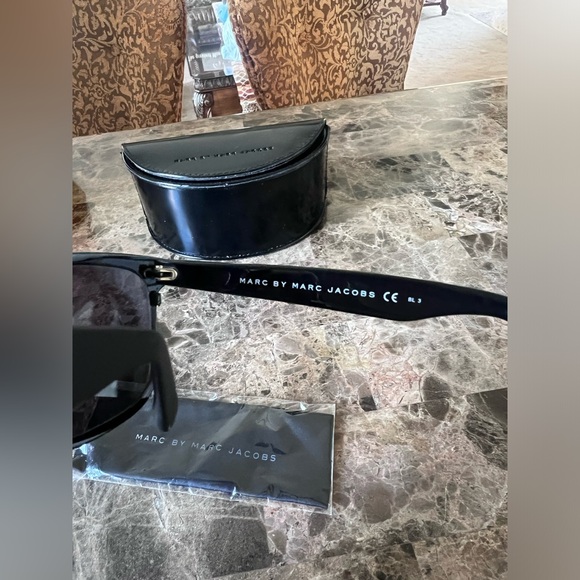 Marc By Marc Jacobs Black Wayfarer Sunglasses - Picture 5 of 10